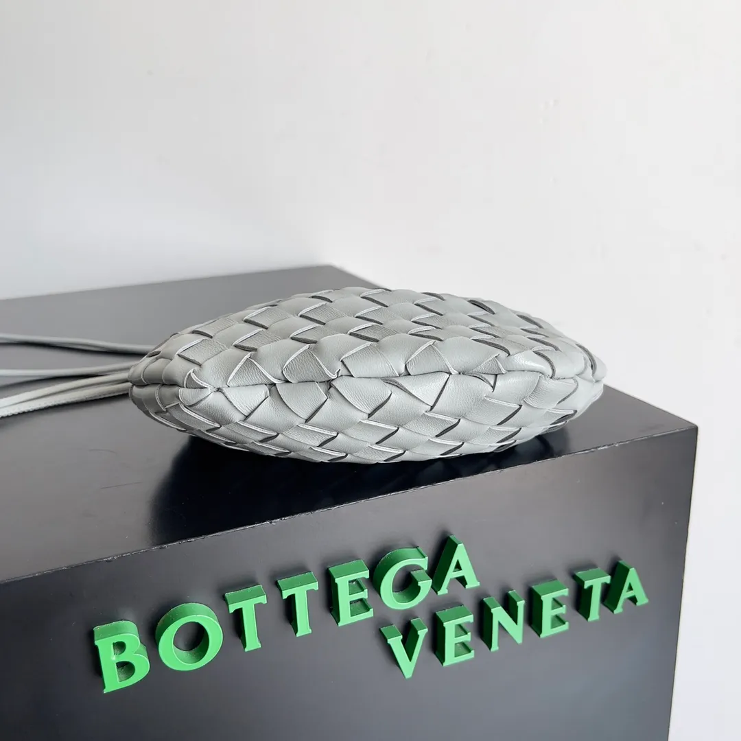 Batch of 1260 BV Mini Sardine is coming‼ ️Super high-end, stainless steel hardware + 24k real gold plating process, fish scales (concave and convex positions) are the finishing touch, the sardine bag that can be carried cross-body is completely beautiful to the heart. The metal element handle and the weaving are perfectly combined to completely integrate the artistic sense and elegance and fashion. It is really like a work of art🏺The large size is elegant, the small size is exquisite and cute, a must-have item for fashionistas, and the details are perfectly reproduced. Style number: 744267 Size 20*12*2.5